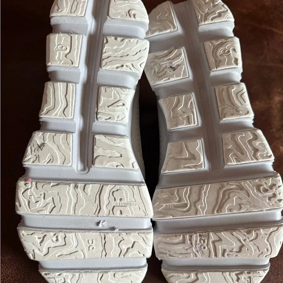 On Running Cream Sneakers with Minimalist Design - Picture 5 of 5